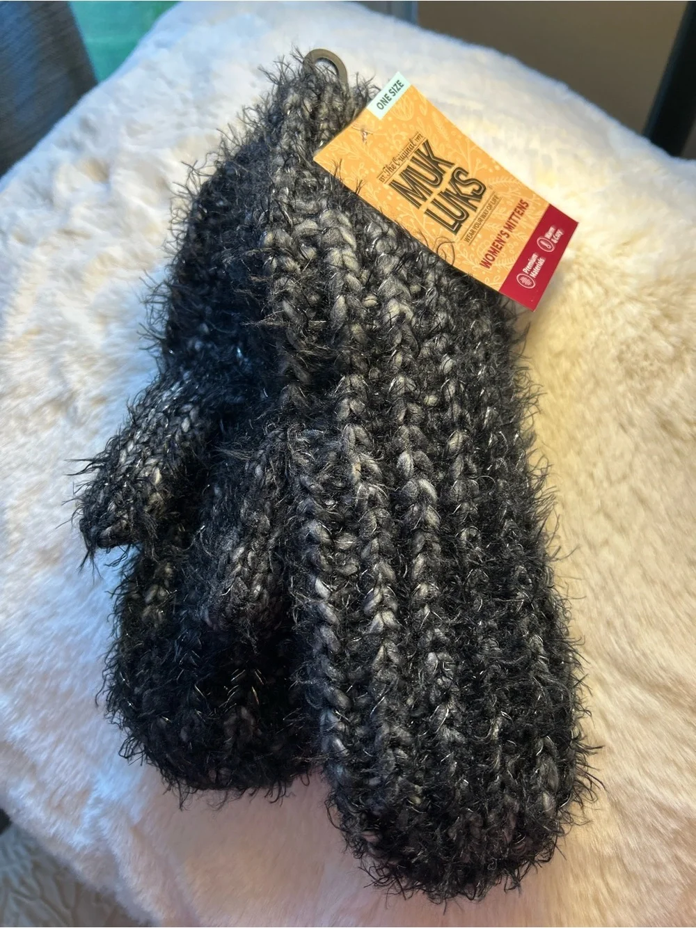 NWT!  Women’s Muk Luks fuzzy mittens.
